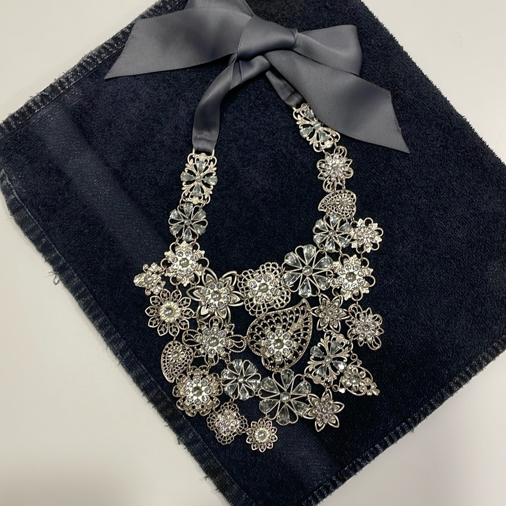 Banana Republic glitzy Bibb necklace O/S